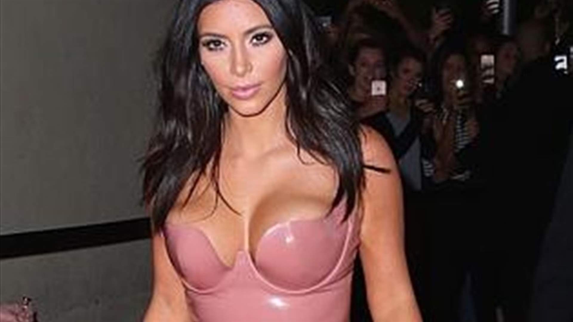 4 نجمات يعتمدّن فستان اللاتيكس الزهريّ بأسلوب مثير جداً
