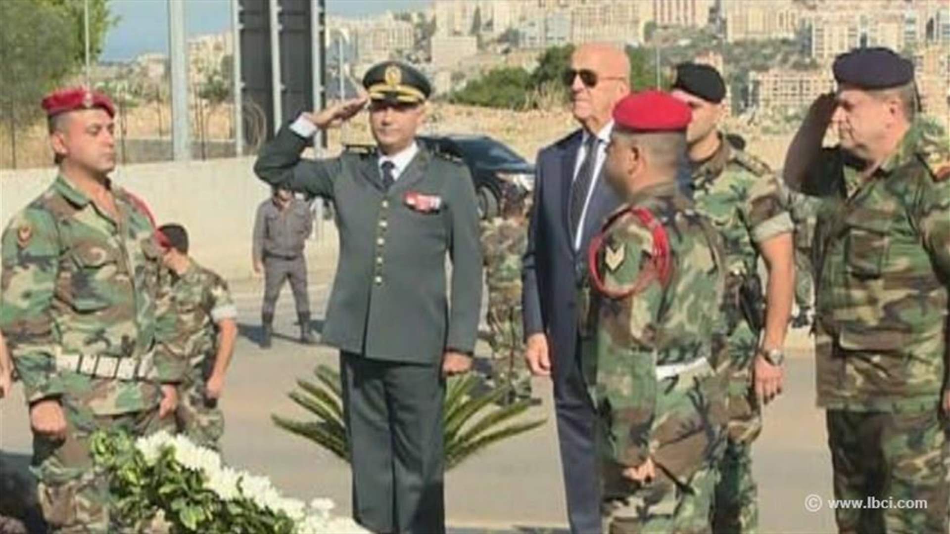 مقبل وضع اكليل من الزهر على النصب التذكاري بباحة وزارة الدفاع