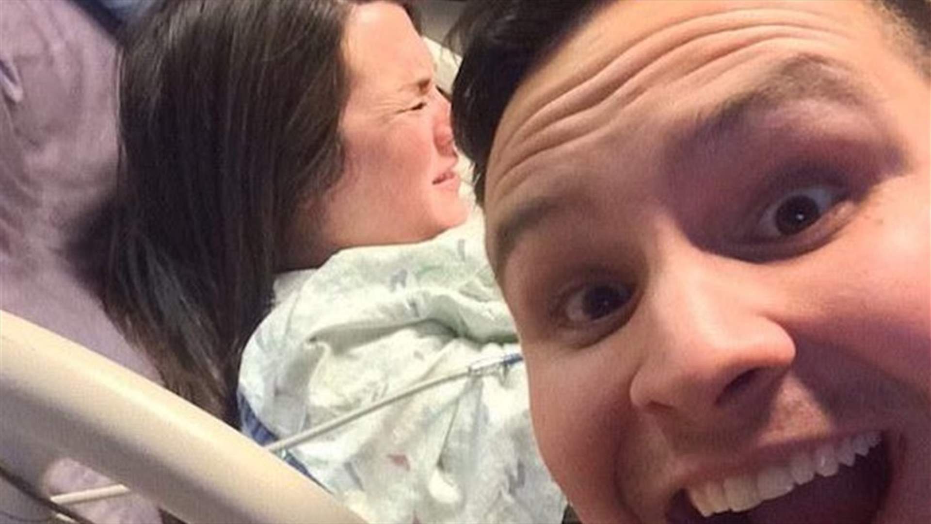 بالصور... رجال يلتقطون Selfie مع زوجاتهم أثناء الولادة