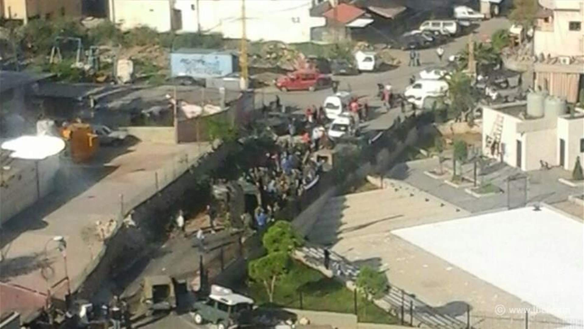بالصورة: انقلاب آلية عسكرية في جبل محسن