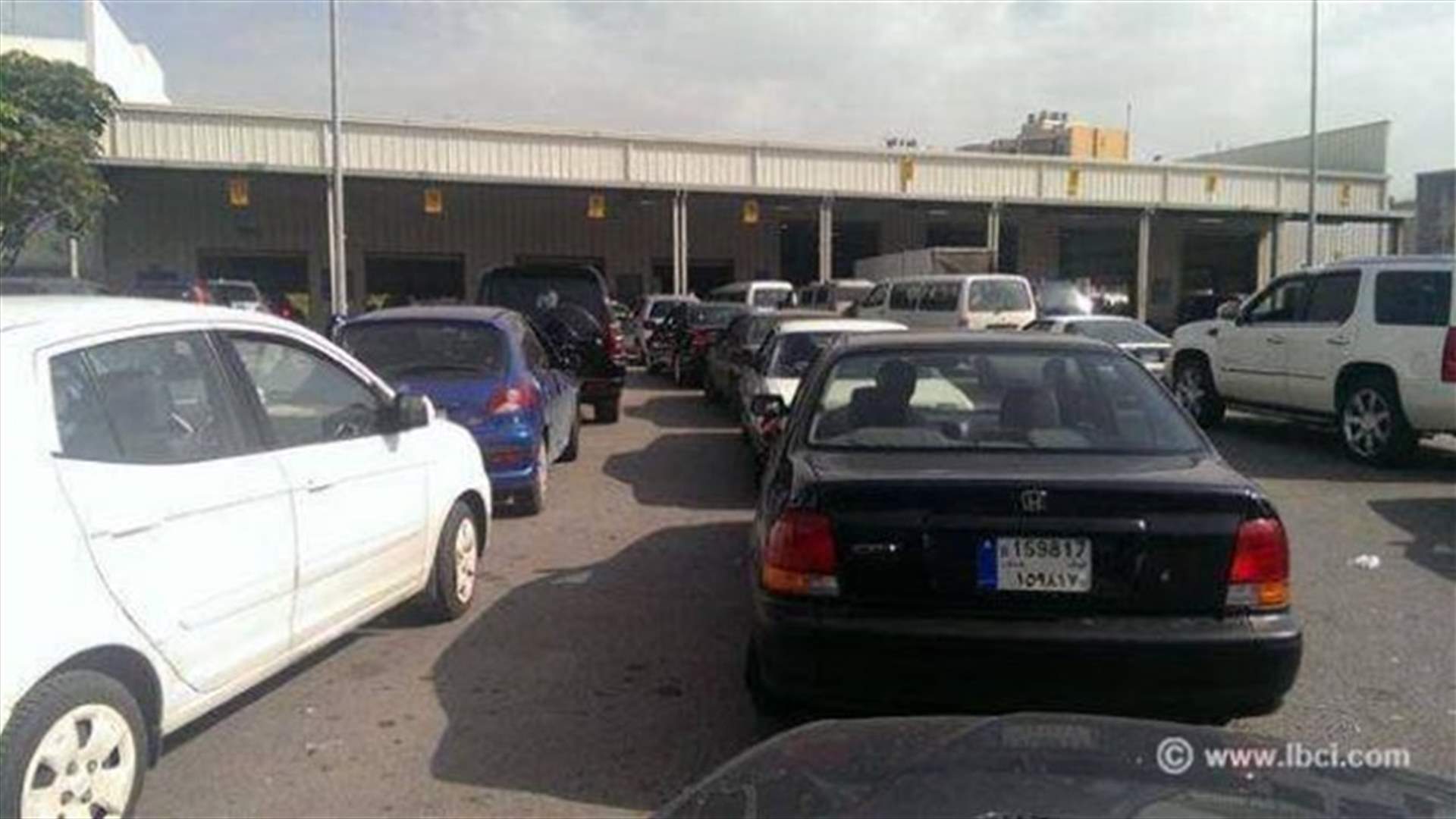 اعتصام لعمال ومستخدمي الميكانيك في الحدت...وتلويح بالتصعيد