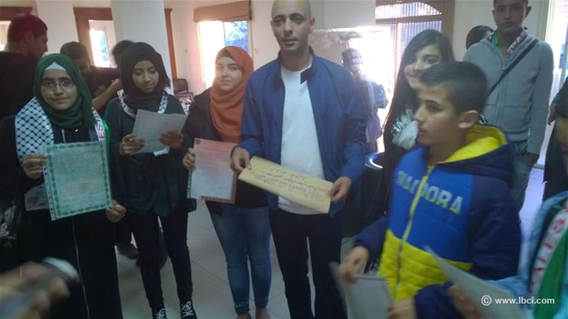 رسائل بين طالبات في عين الحلوة وأبناء الأسرى القادمين من الضفة