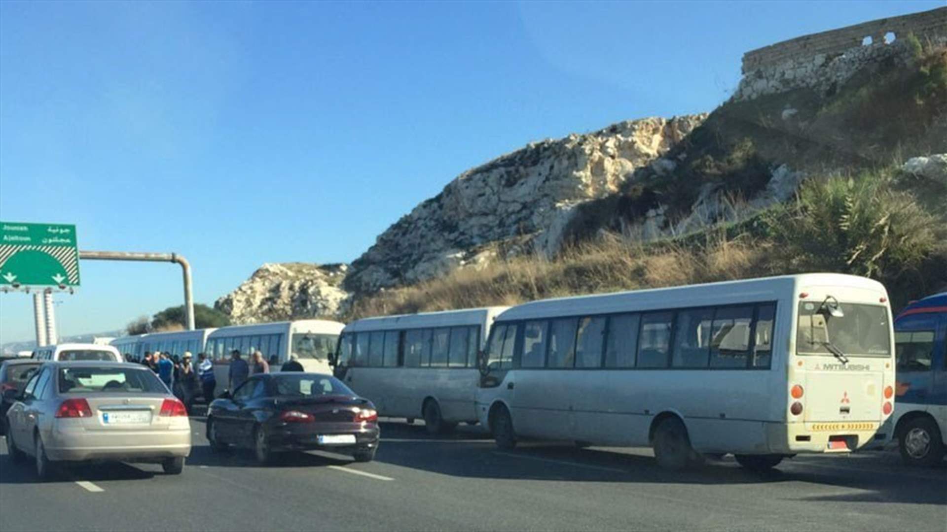 Mini-bus drivers block Beirut-Jounieh highway 