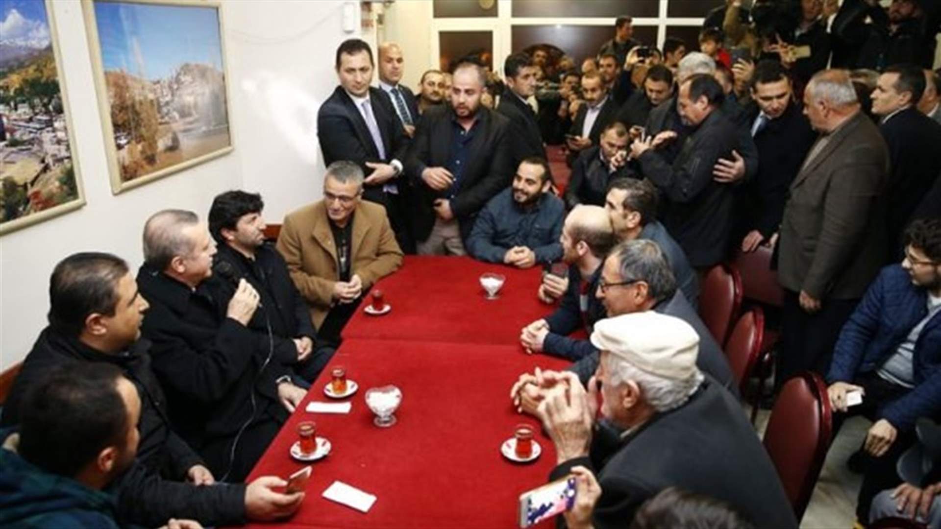 أردوغان يجالس روّاد مقهى شعبي في اسطنبول