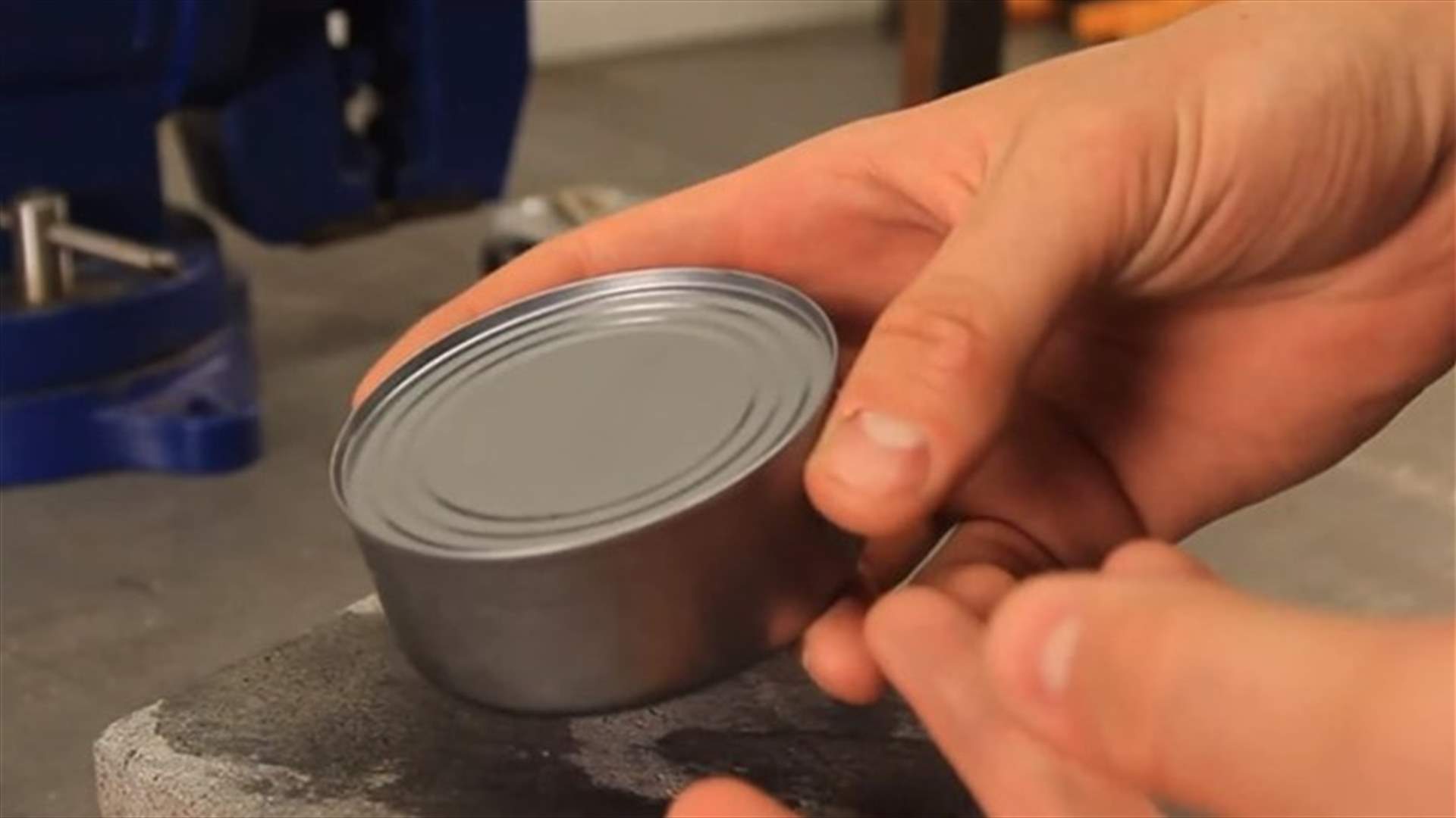 بالفيديو: تقنيّة لفتح علبة التونة بدون مفتاح