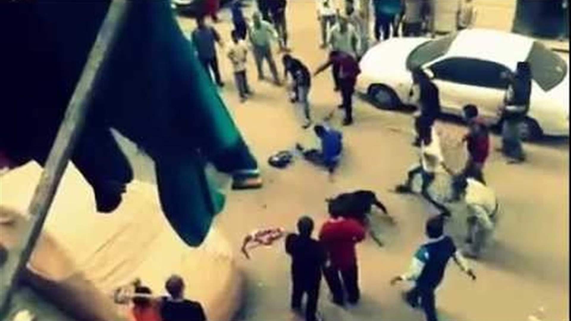 بالفيديو: رجل يحاول ذبح زوجته أمام الجميع في مصر
