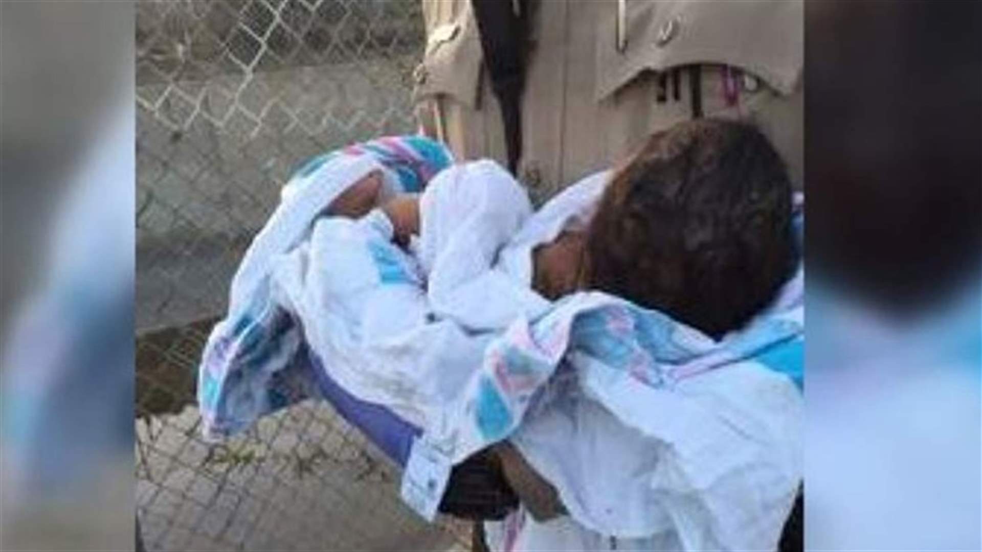 العثور على رضيعة مدفونة حية في حفرة 