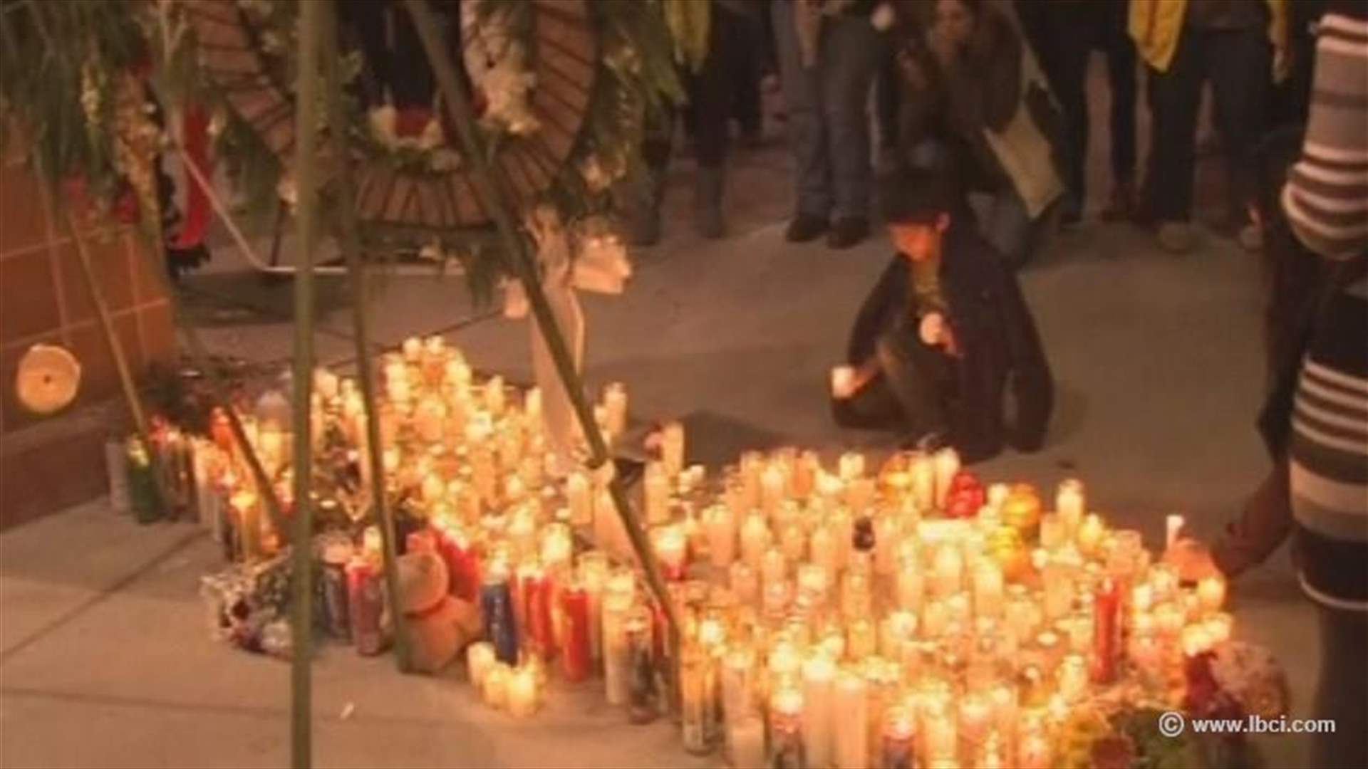 إضاءة الشموع لذكرى ضحايا حادث اطلاق النار في كاليفورنيا 