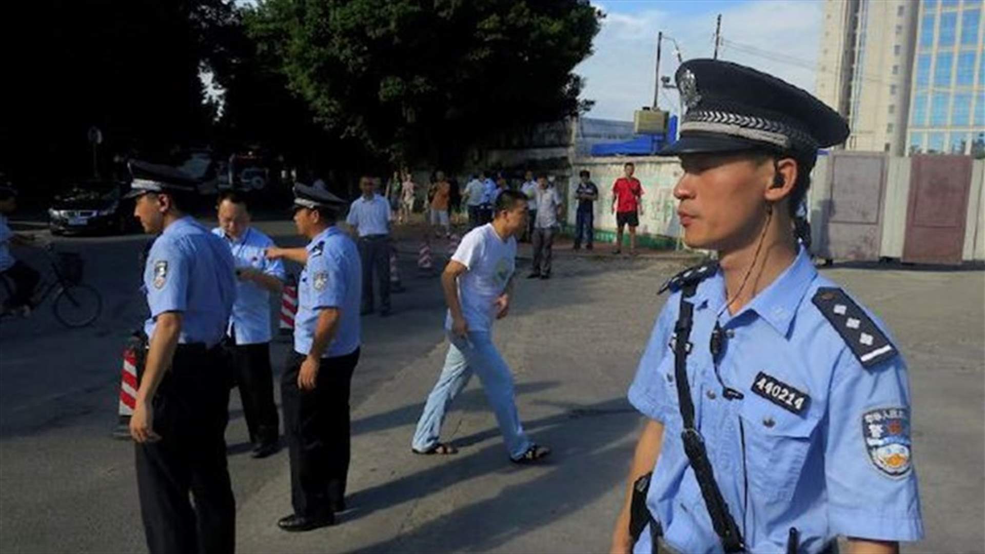 ملثمون يدمرون نقطة تفتيش أمنية في الصين