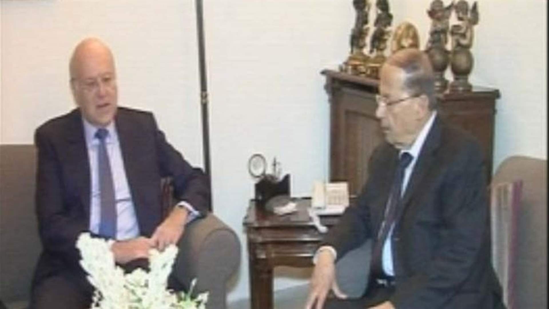 Mikati meets with Aoun in Rabieh 