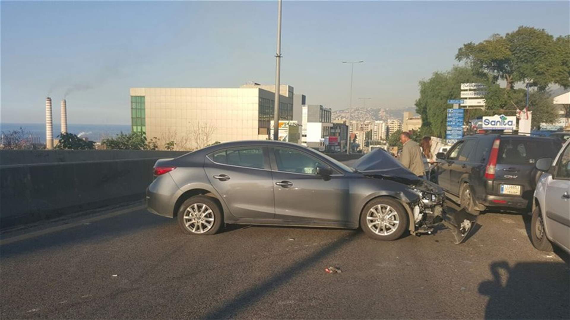 بالصور  - حادث سير على أوتستراد يسوع الملك