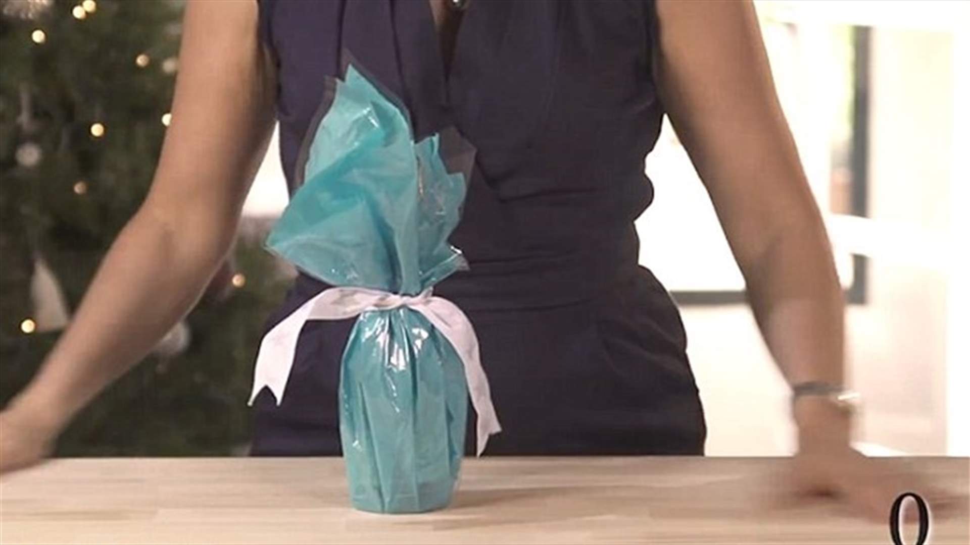 بالفيديو: تغليف هديّة زجاجة المشروب بـ 10 ثوان فقط!