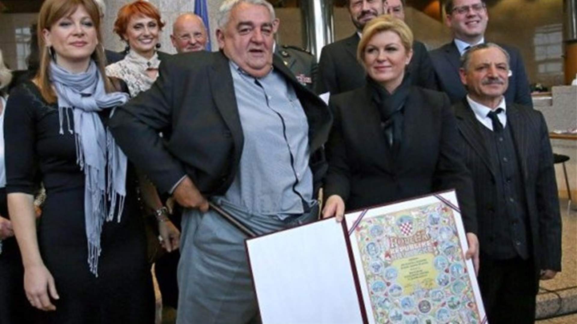 بالفيديو: سقط بنطاله عند تسلّمه جائزة من الرئيسة الكرواتيّة الحسناء
