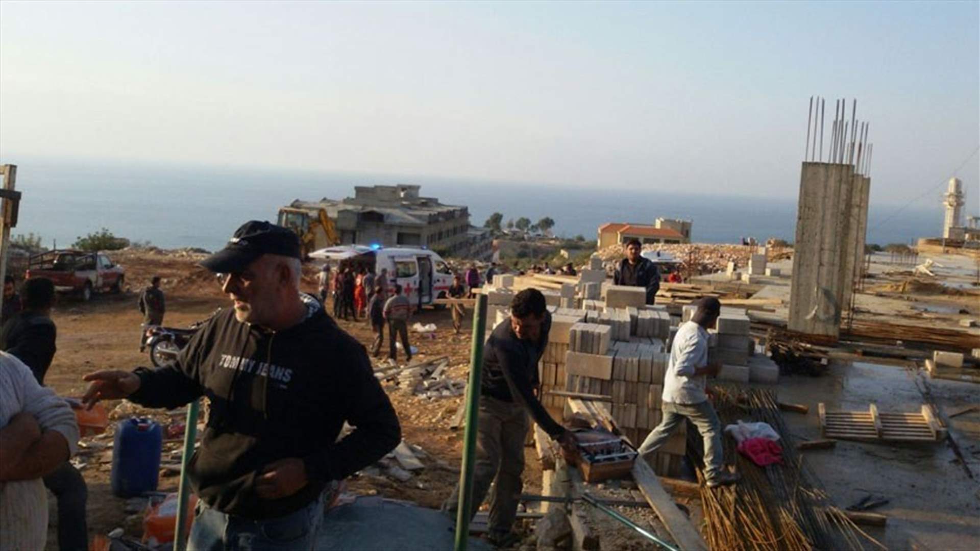 Wall collapses in Dawhet Aramoun, 8 injured
