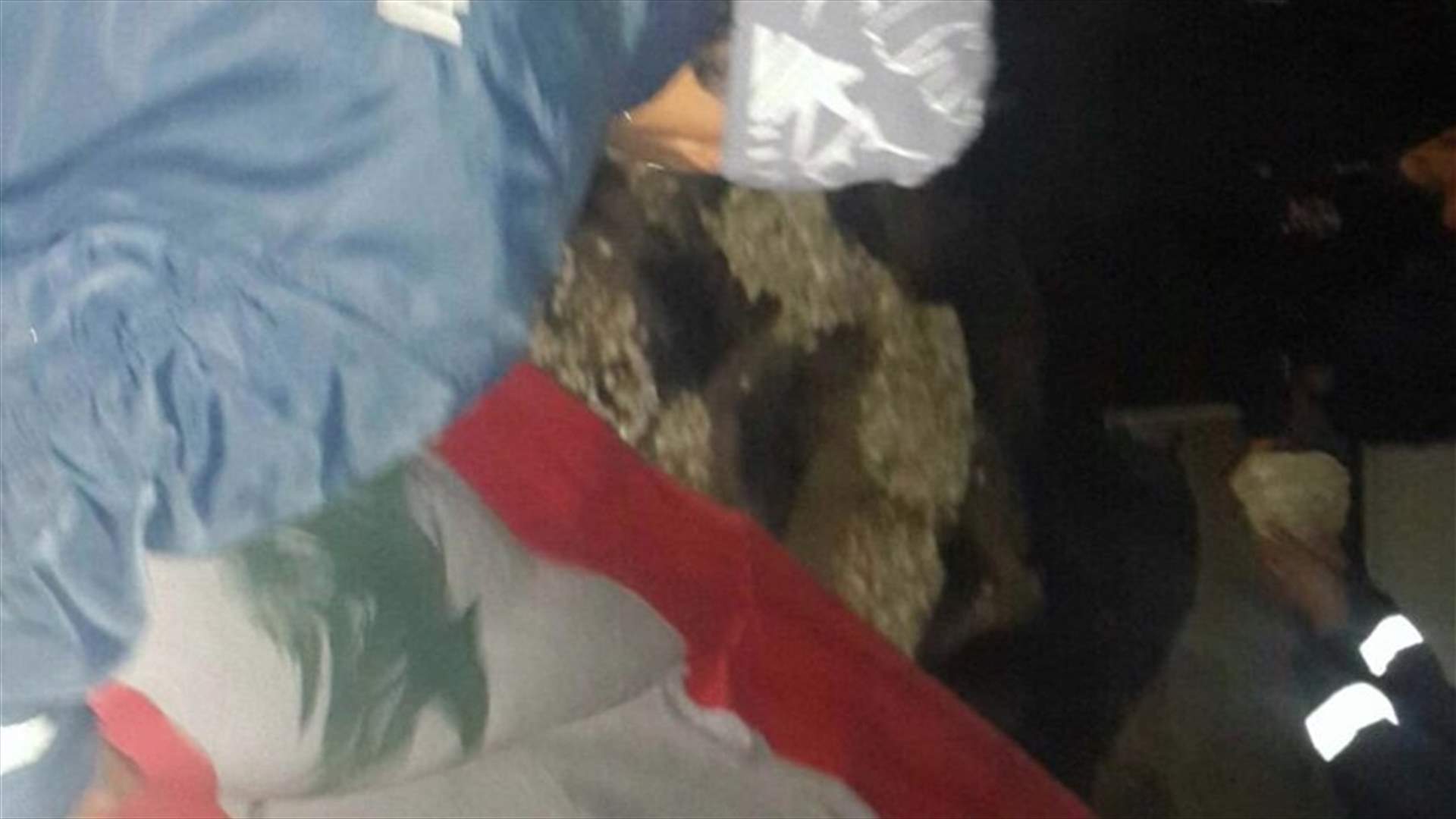 بالصور - متطوعو الدفاع المدني يطمرون أنفسهم في ساحة الشهداء
