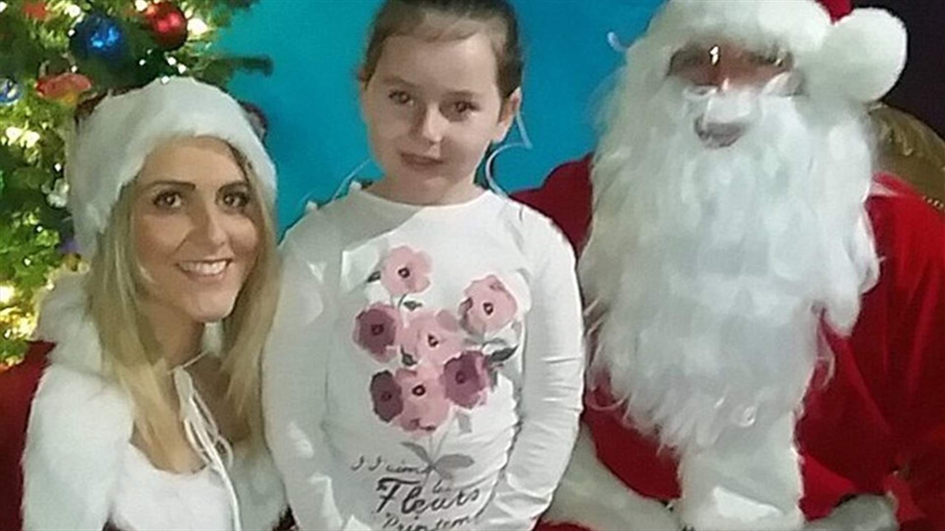 بالصور والفيديو .... بابا نويل يحقق أمنية طفلة صماء