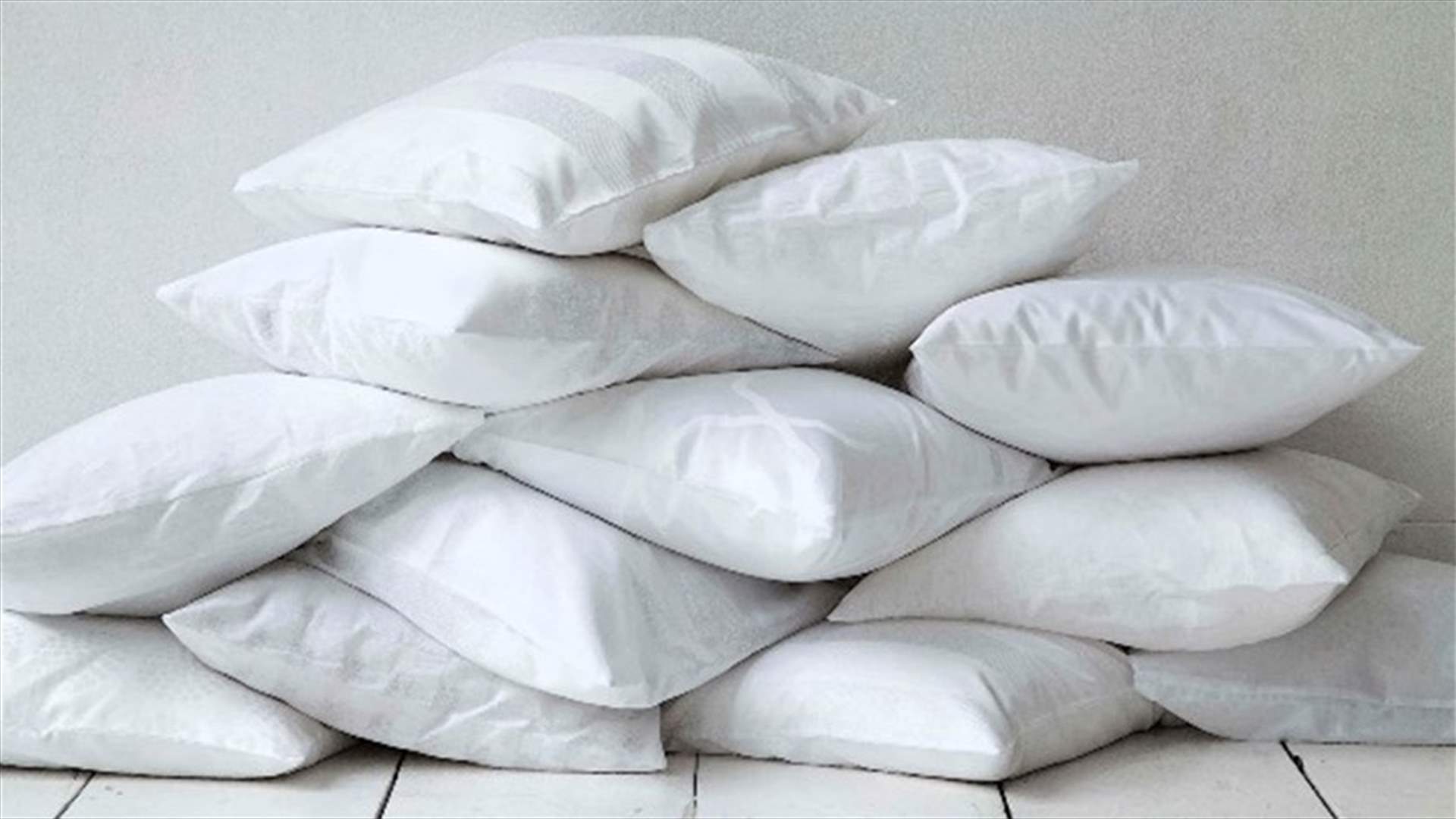 طريقة سهلة للتخلّص من اصفرار وسائد النوم