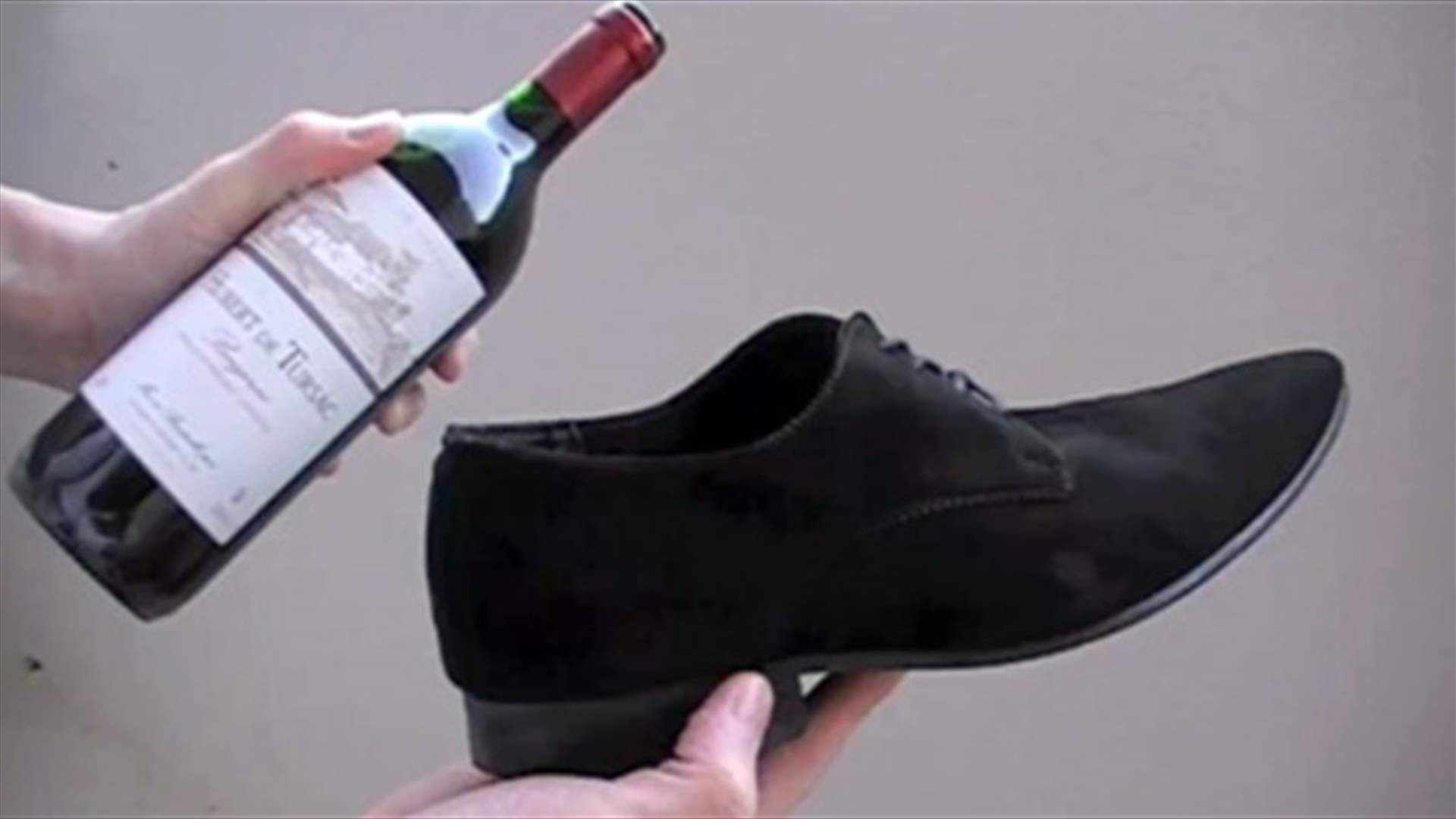 بالفيديو: طريقة غريبة لفتح زجاجة النبيذ بالحذاء
