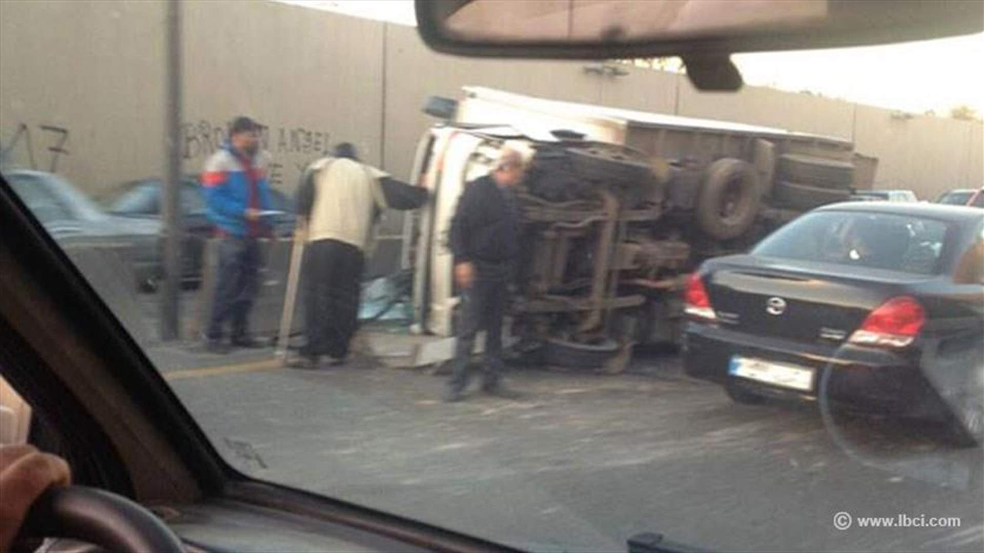 بالصور: حادث سير مروع بين 4 سيارات في نفق المطار 