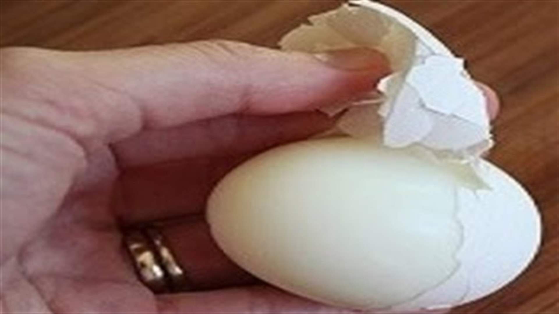 بالفيديو: طريقة سهلة ومميّزة لتقشير البيض، البطاطس، الكيوي والثوم