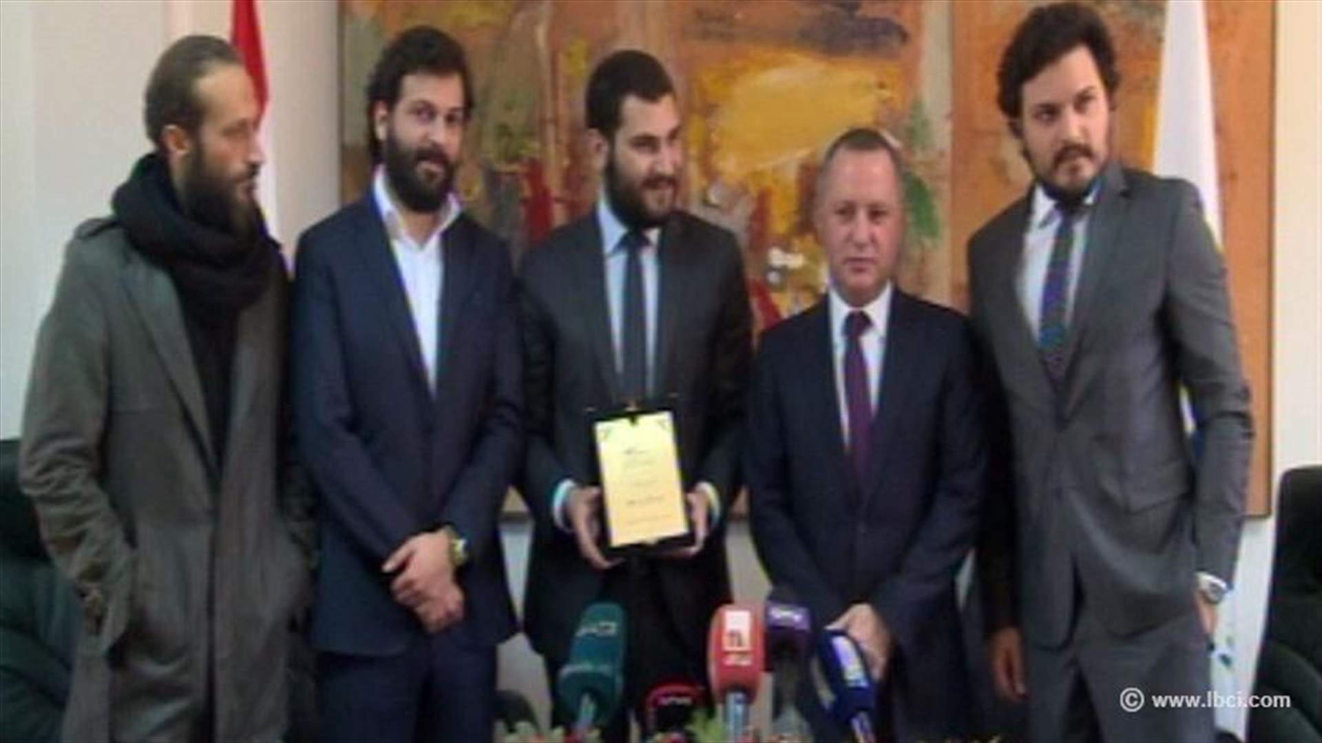 بعدما نال النجمة الذهبية... ميرجان بو شعيا يتسلّم درع الثقافة من عريجي