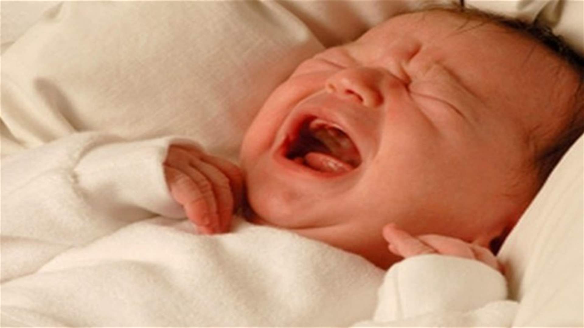 بالفيديو: أمّ ترمي رضيعها من الطابق الثالث