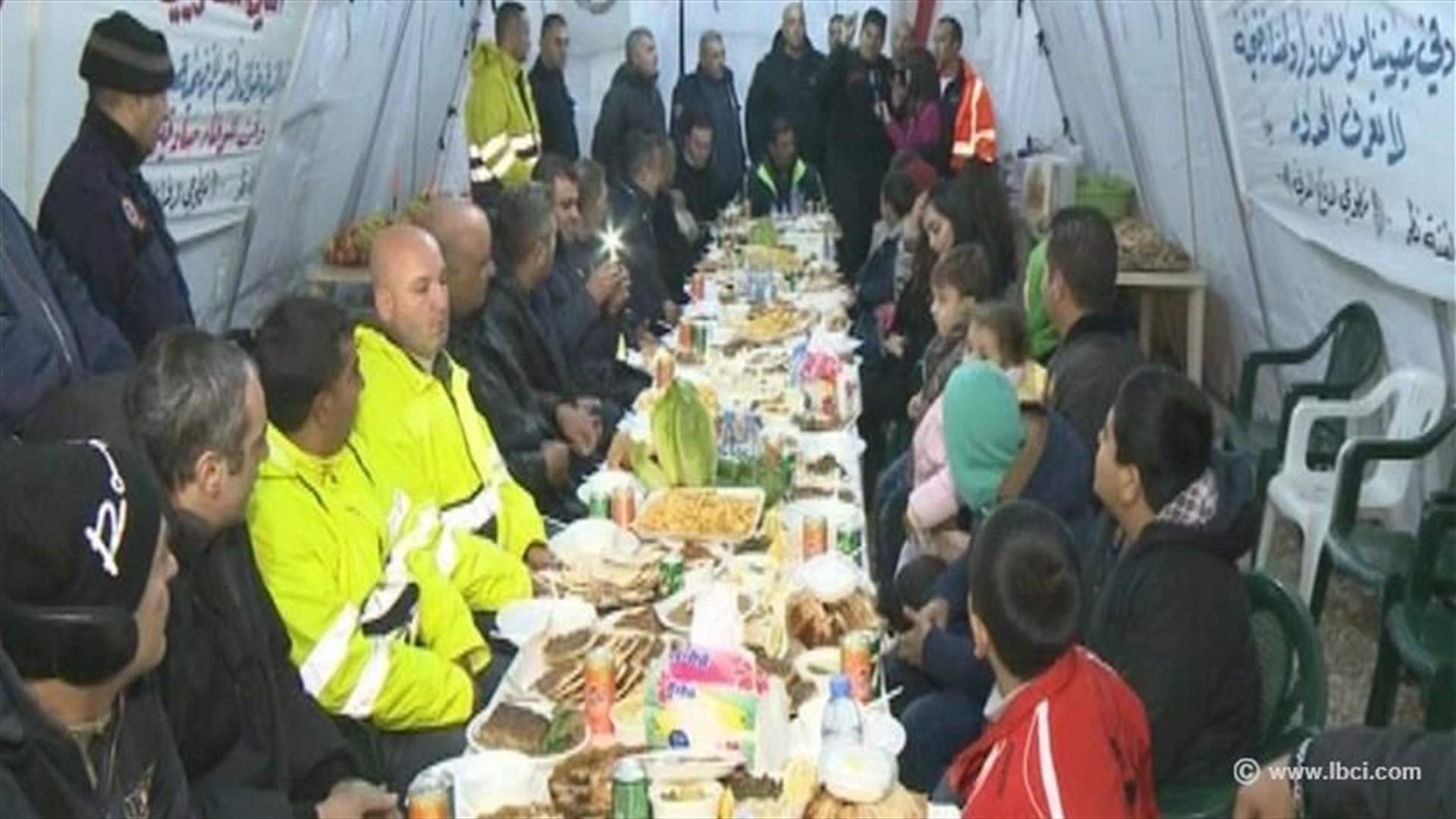عشاء لاهالي العسكريين المخطوفين لدى داعش في خيمة "لفتة نظر" 