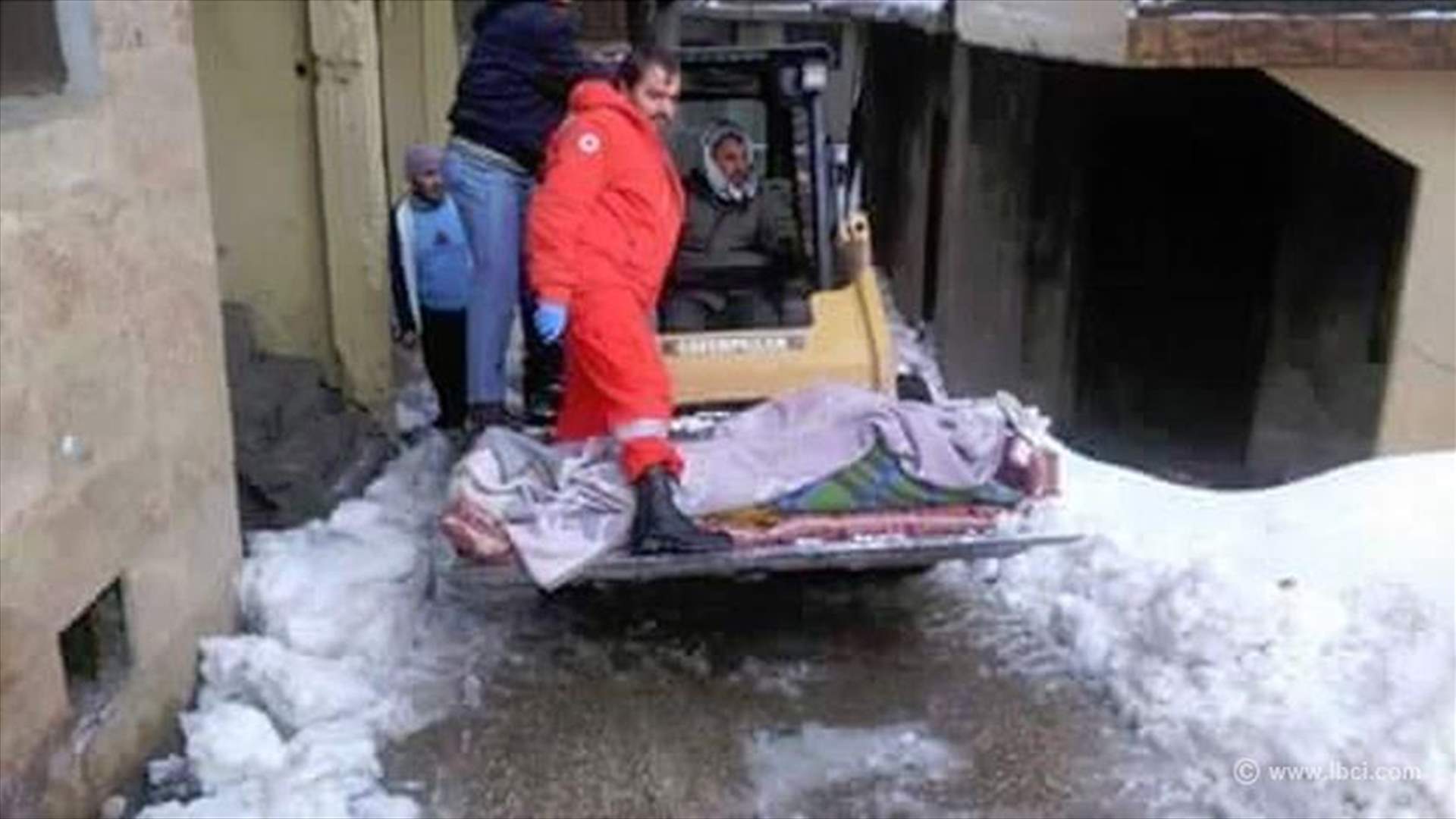 بالصور: الصليب الاحمر ينقل مريضة بجرافة "بوبكات" 