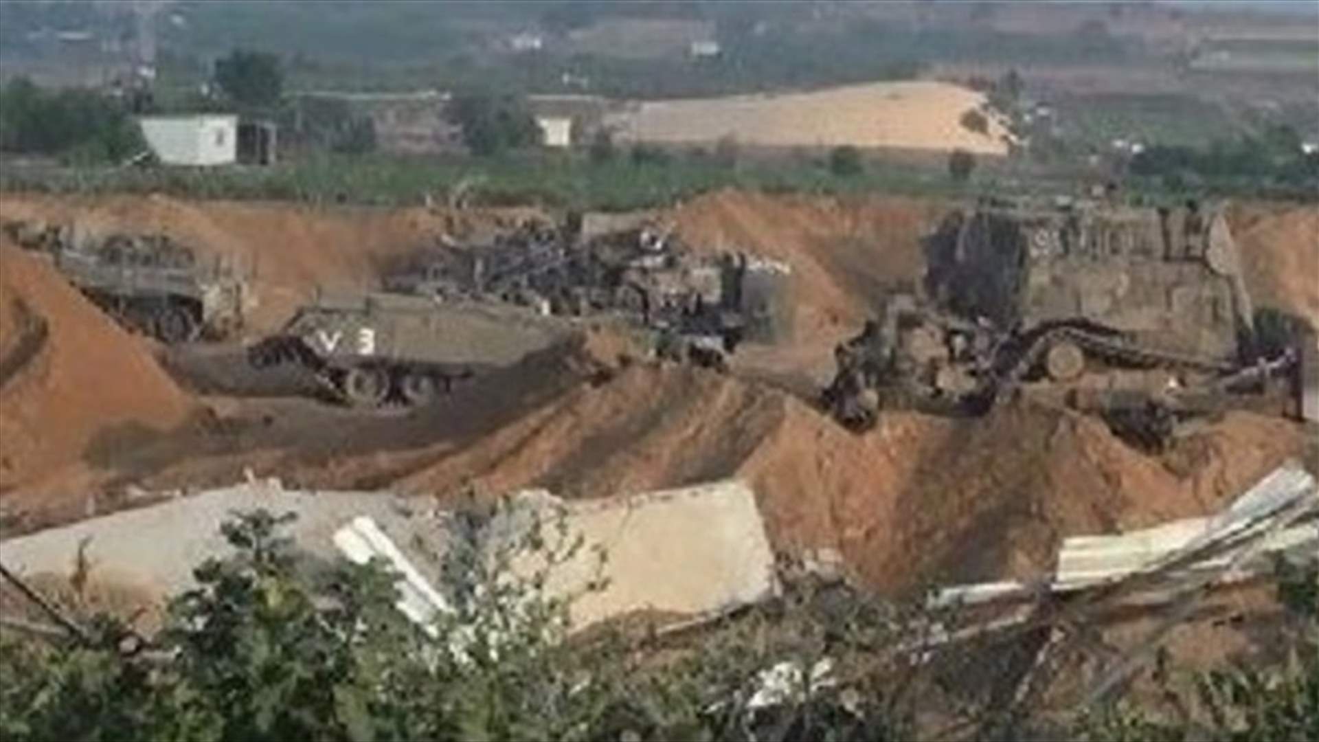 اسرائيل تدمر منزلا فلسطينيا وتقفل منافذ آخر بالاسمنت