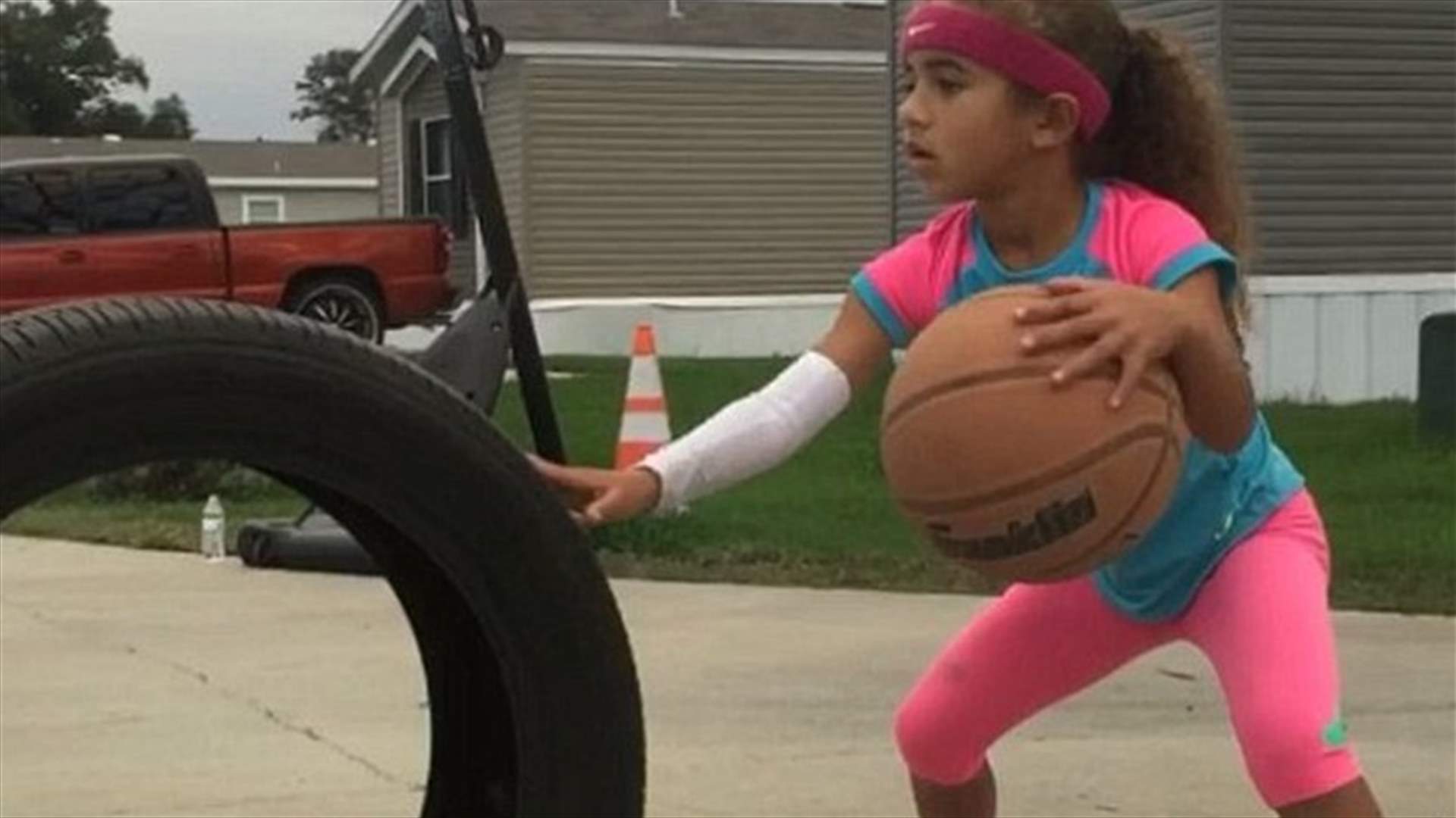 بالفيديو: طفلة في السادسة تُنافس أبرز لاعبي كرة السلة