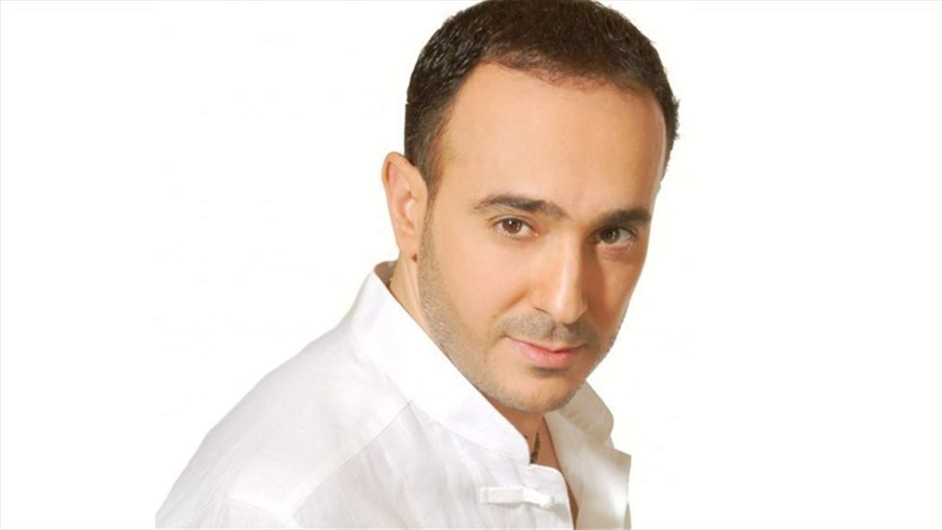 مواطن اماراتي يضرب صابر الرباعي بنعله على المسرح