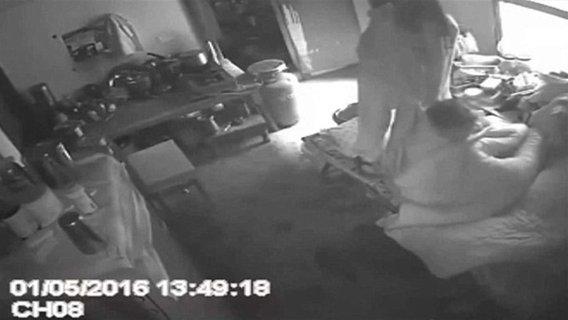 بالفيديو: رجل يفضح محاولة زوجته بقتل والدته خنقاً وبالحجارة