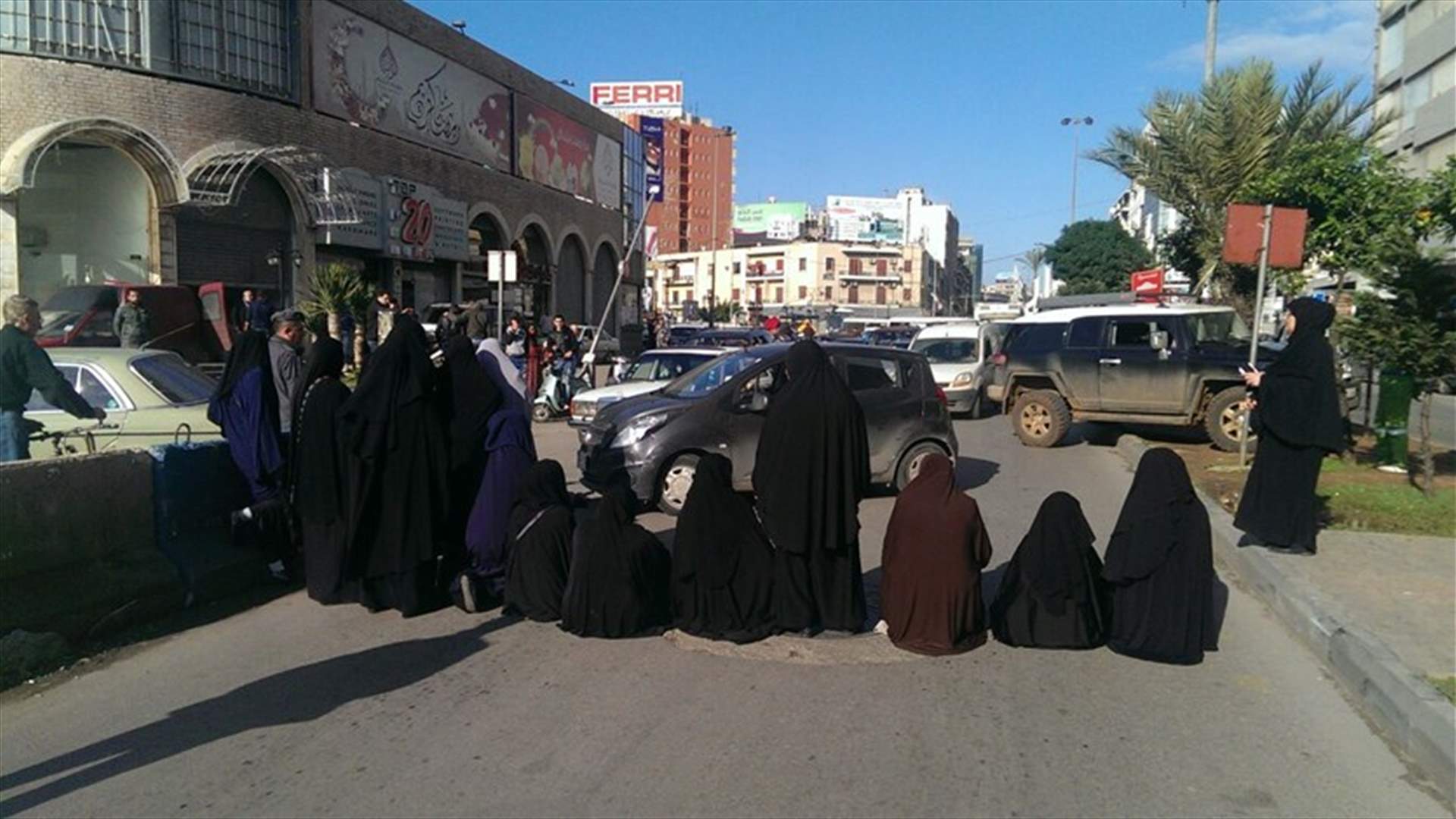 قطع الطرقات مستمر احتجاجا على اطلاق ميشال سماحة