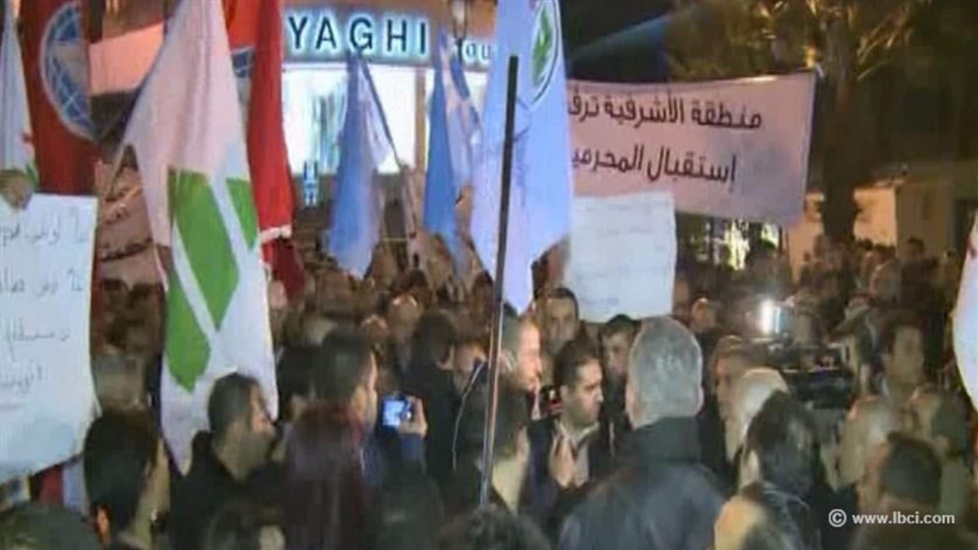 Supporters of March 14 parties protest outside Samaha’s house 