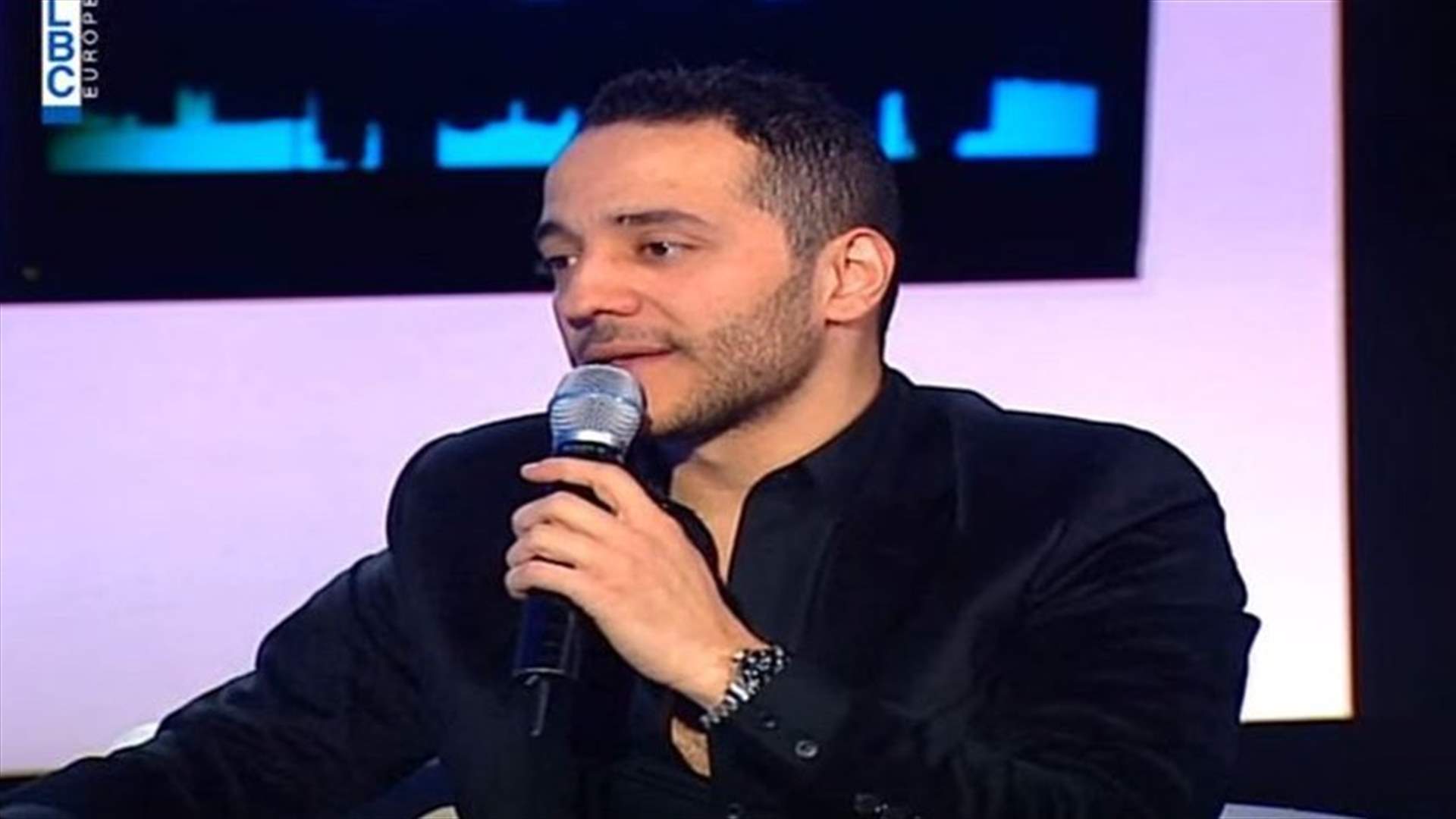 خاص: معجبة تغازل وتحرج حسين الديك على الهواء
