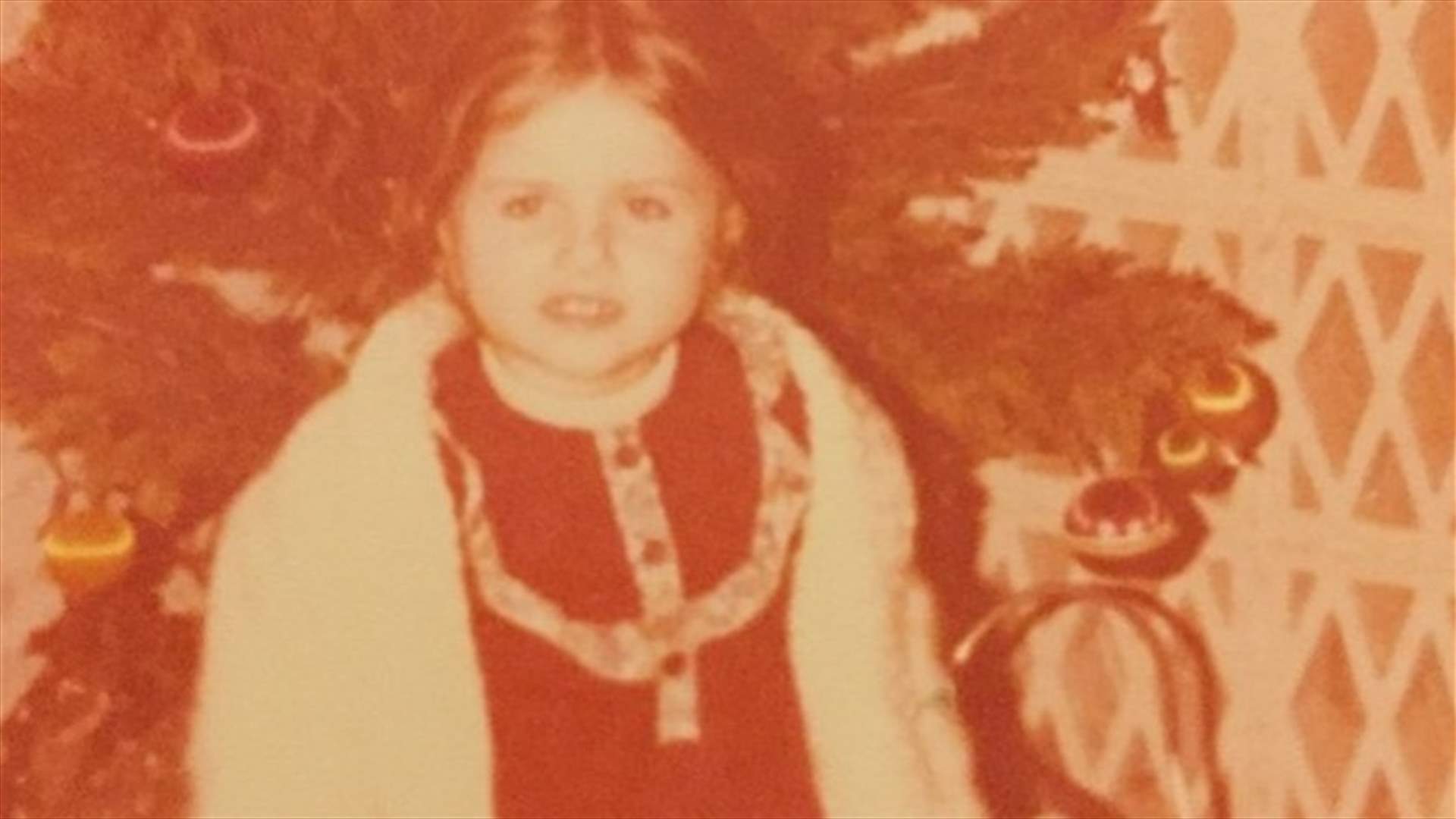 صورة نادرة لفنانة في مرحلة الطفولة.. من هي؟