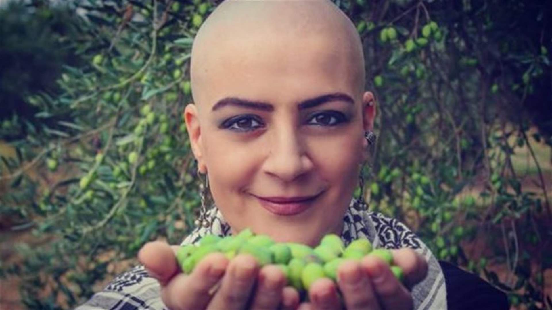 بالصور: بعد تعرّضها للسرطان.. رسالة مؤثرة من فنانة حليقة الرأس