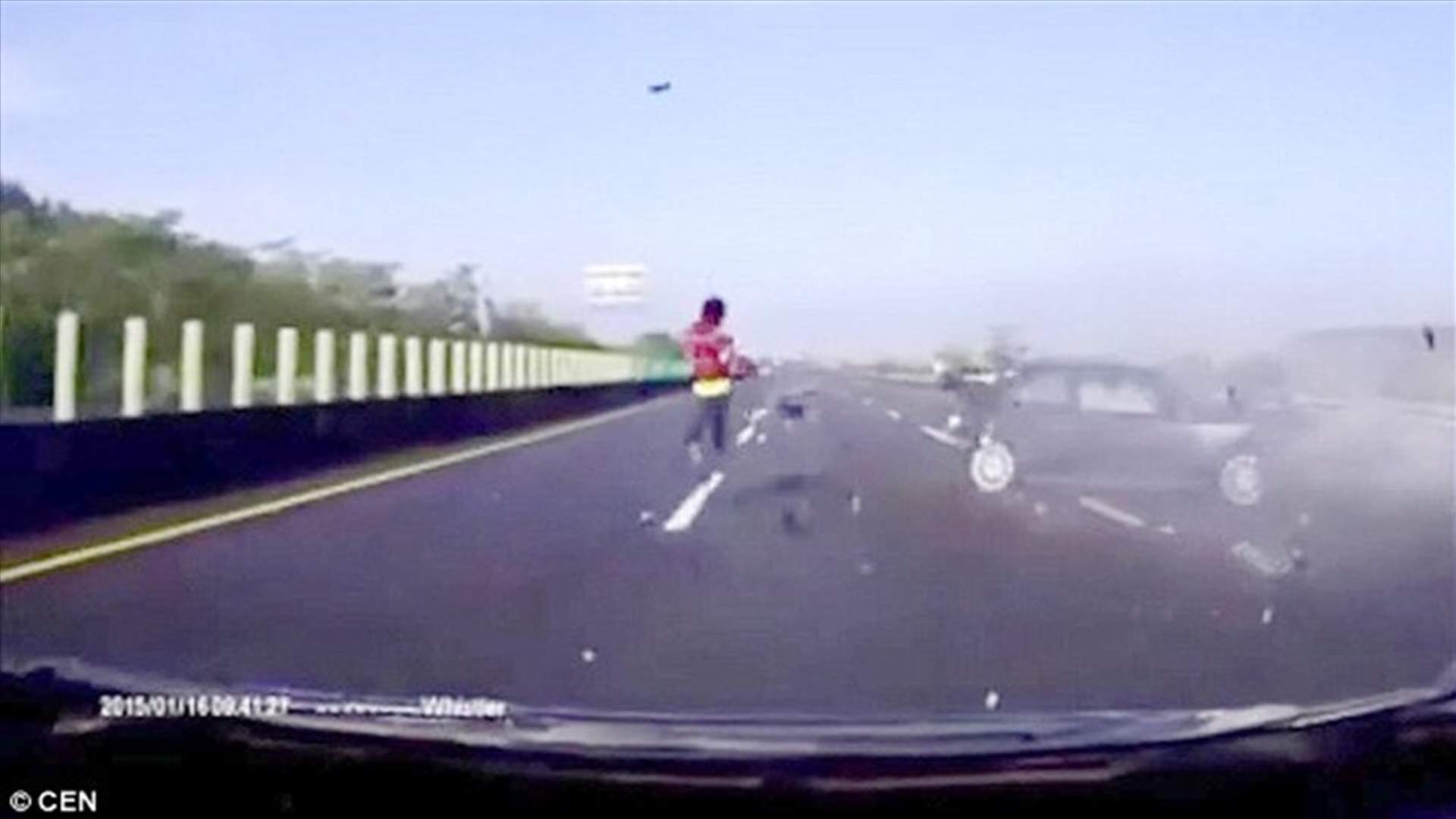 فيديو لأصحاب القلوب القوّية: طار من نافذة السيّارة جراء حادث سير