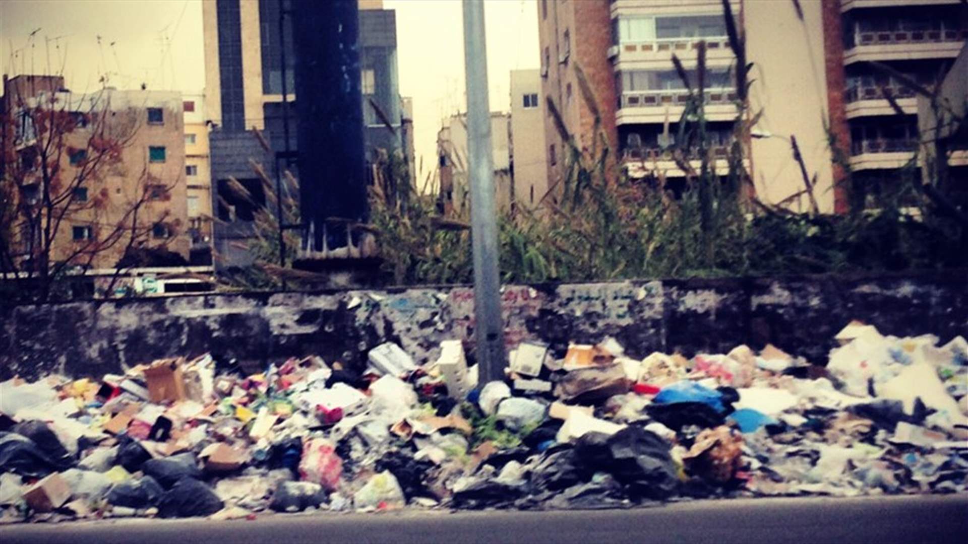 النفايات تزين الشوارع