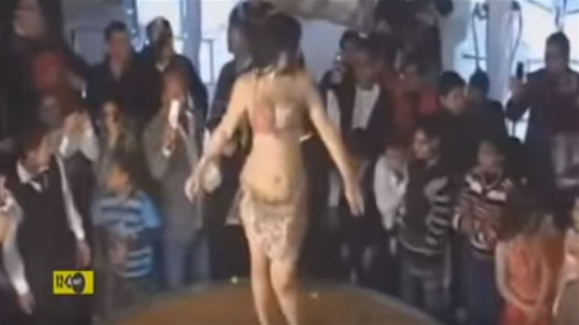 بالفيديو: راقصة مصريّة تتعرض للتحرش الجماعي في حفل زفاف