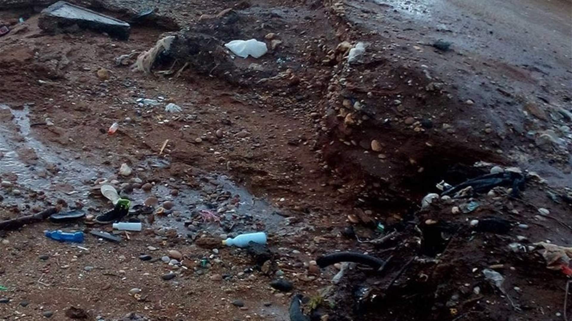 انهيار حائط دعم في خراج تلحيات يهدد المنازل القريبة