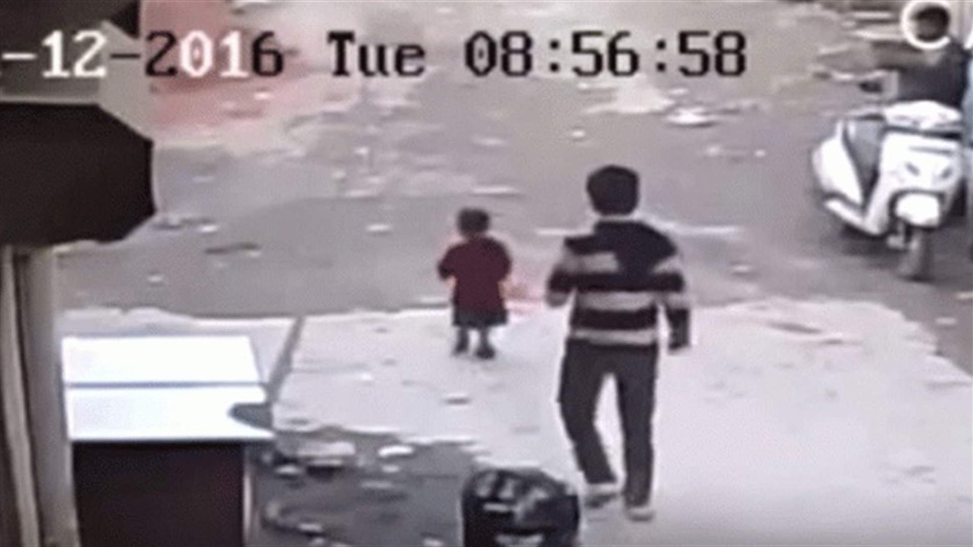 بالفيديو: طفل ينجو بأعجوبةٍ من موت محقّق