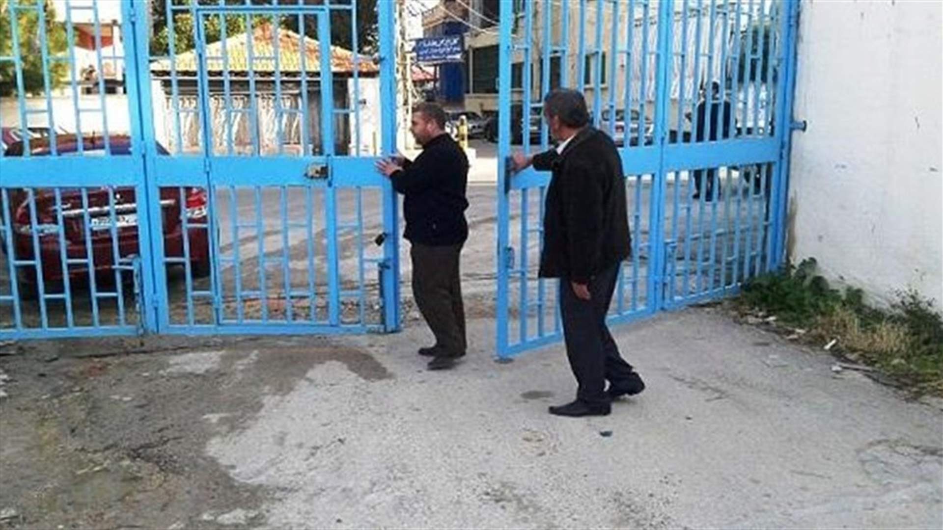 UNRWA’s director office shutdown in Sidon 