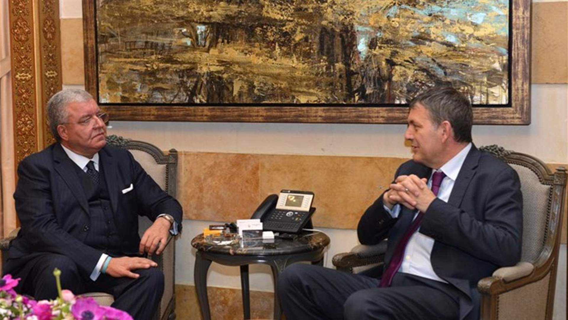وزير الداخلية عرض مع جونز التعاون الأمني