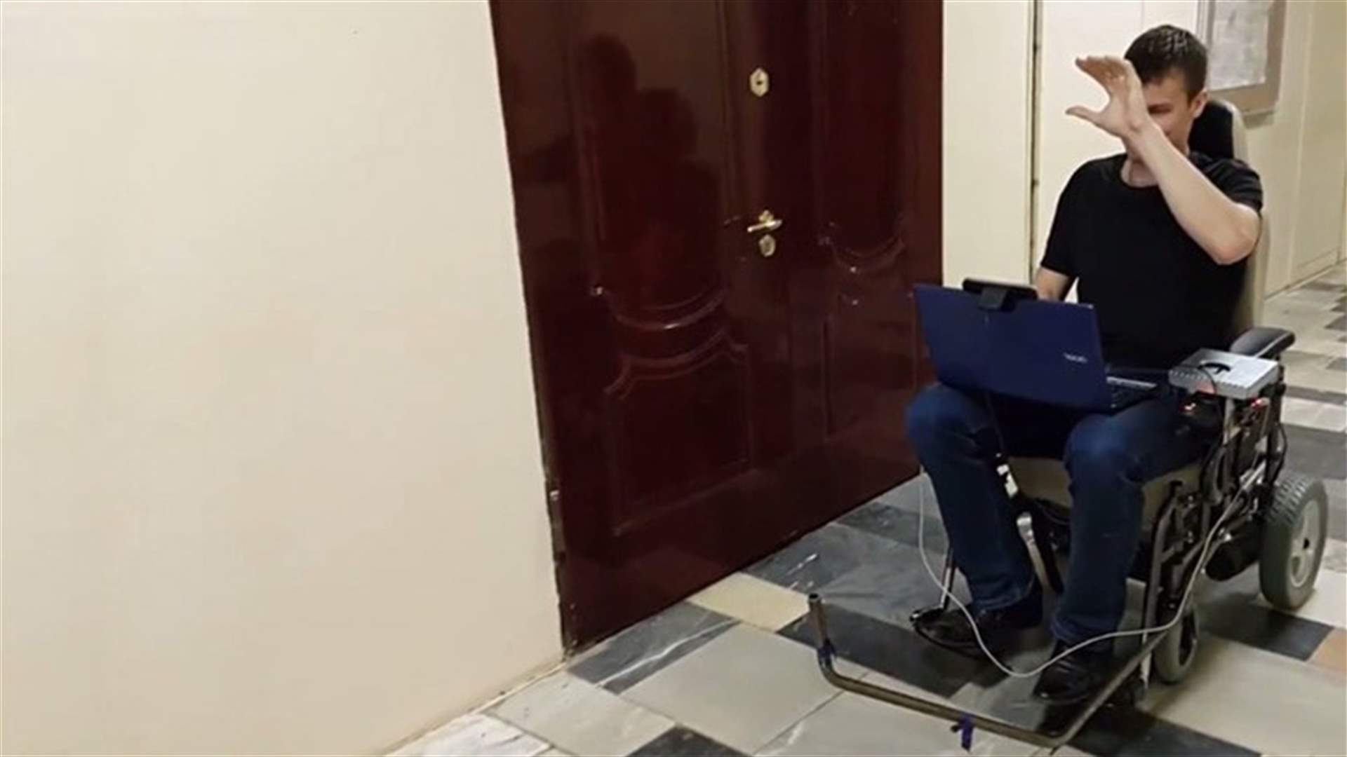 كرسي أوتوماتيكيّ يتمّ التحكم به من خلال إشارات المخّ