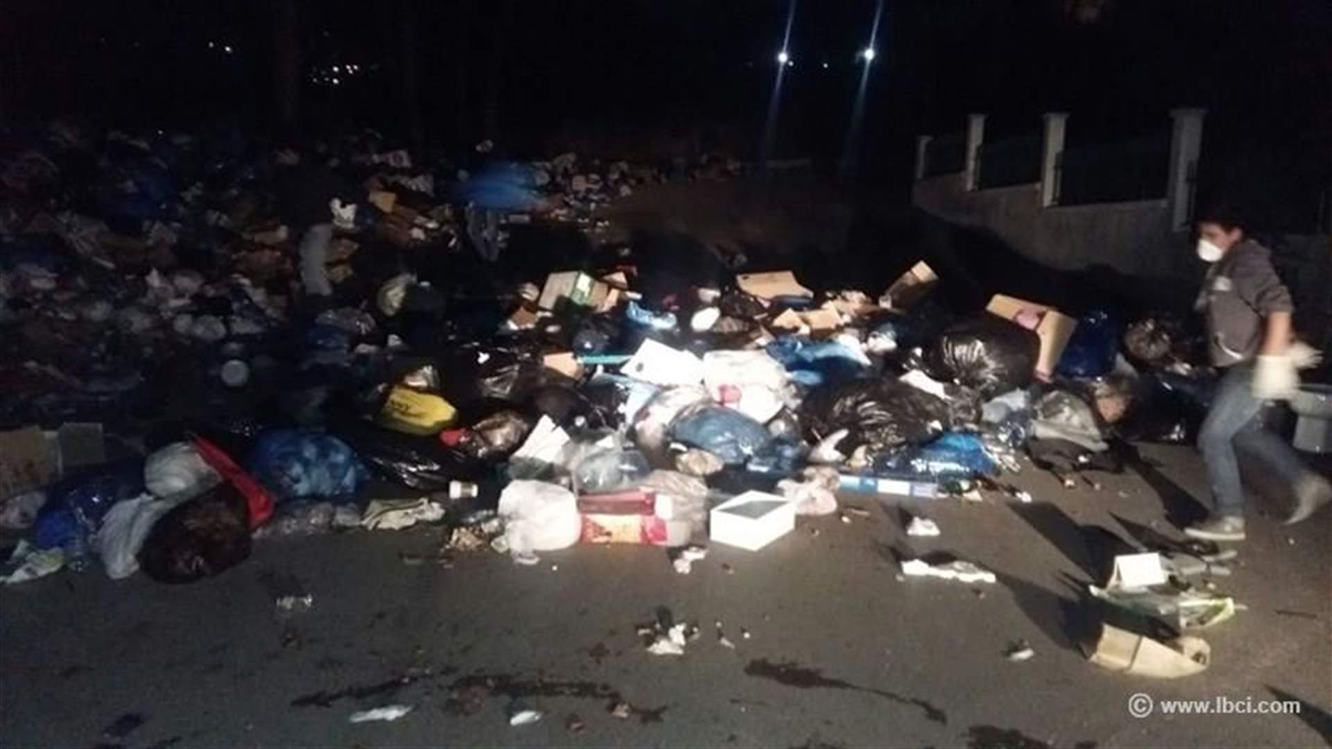 بالصور: بعد الإطارات... النفايات لقطع الطرق
