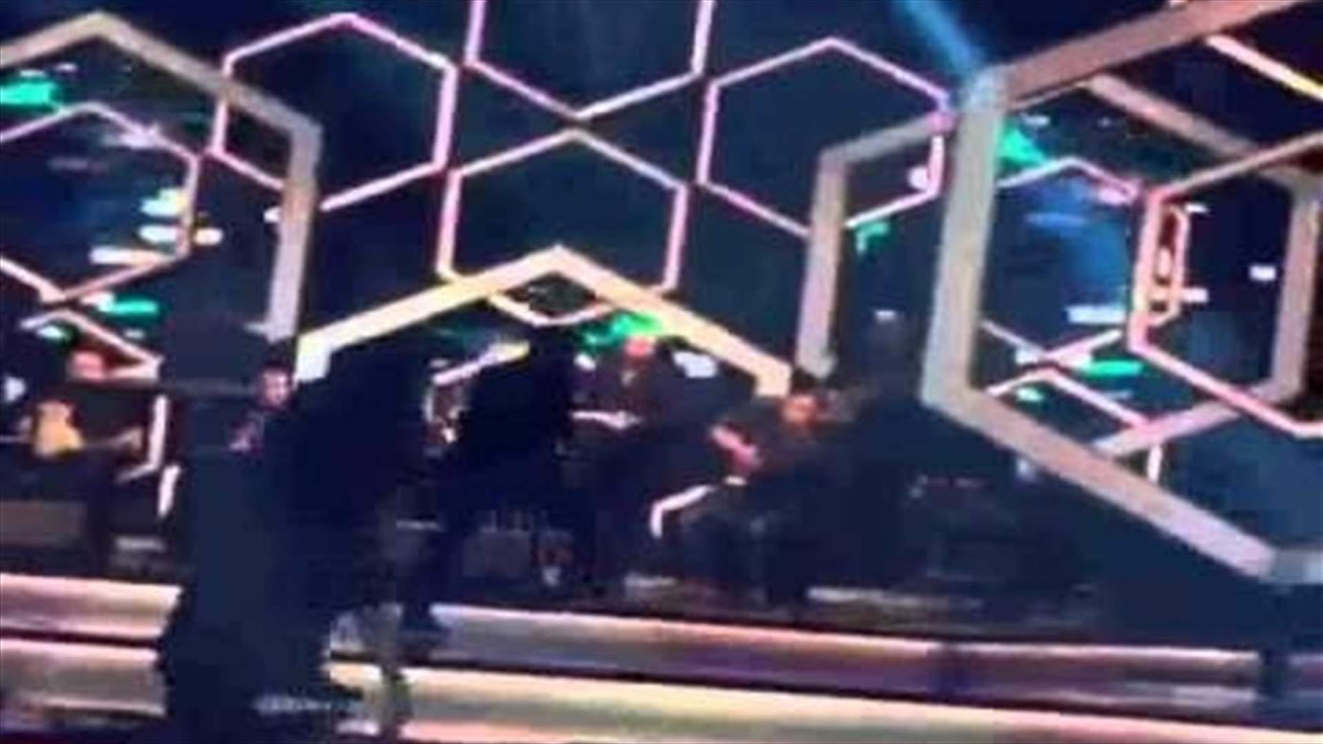 بالفيديو: بعد فقدان الوعي والبكاء.. معجبة تثير الذعر على المسرح