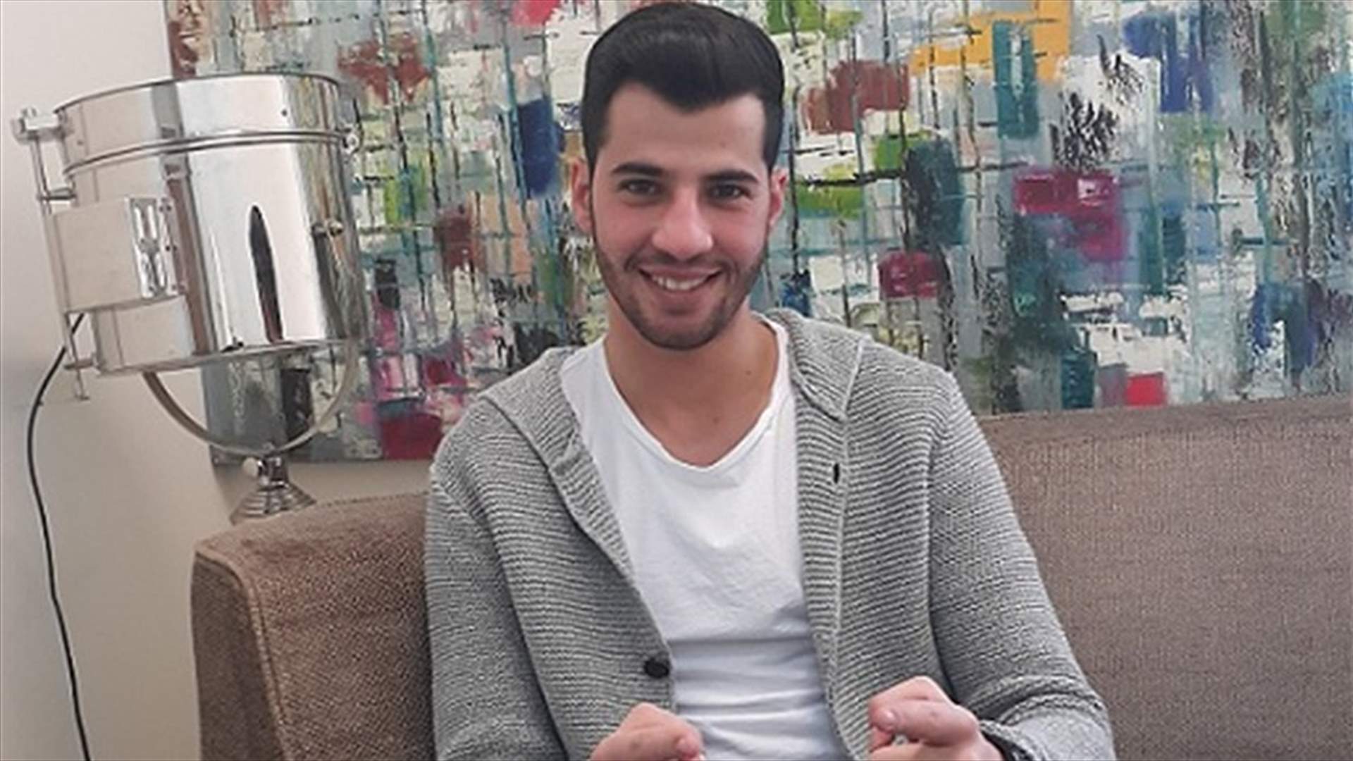خاص: معجبة تقتحم الاستديو لتقبيل مروان يوسف