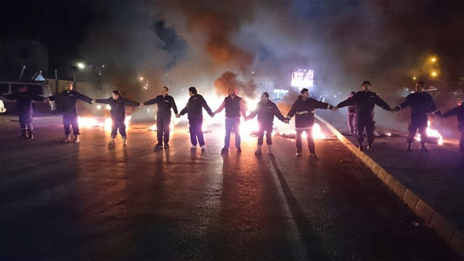 REPORT: Furious Civil Defense volunteers cut vital roads