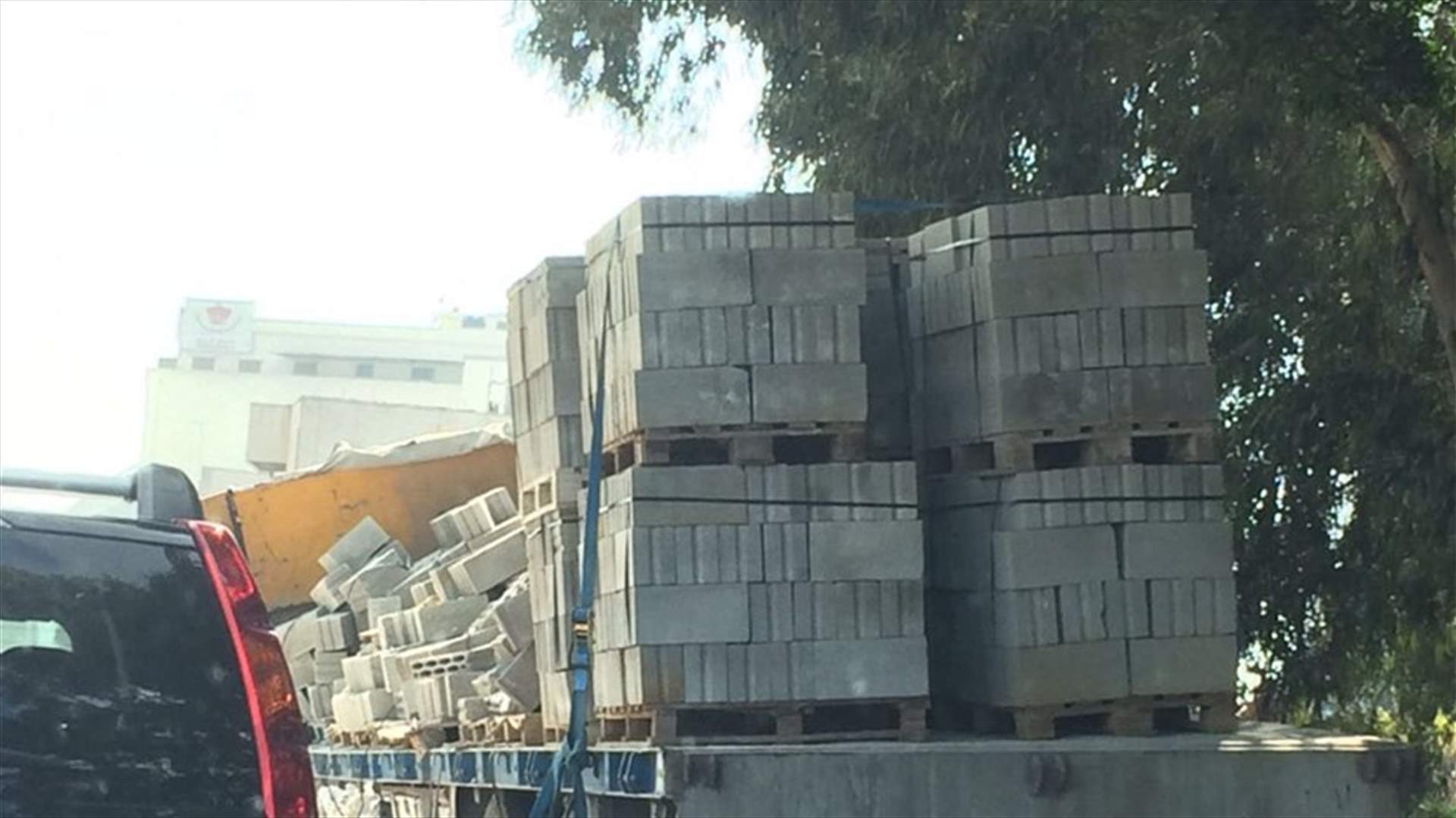 بالصور - انزلاق شاحنة محملة بأحجار الباطون قرب وزارة الطاقة 